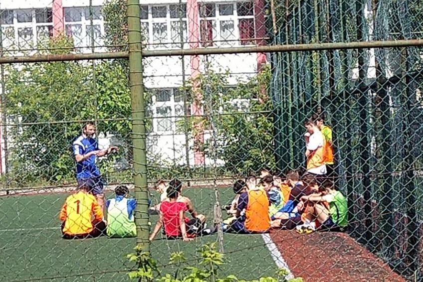 Copiii de 14-15 ani participă la un antrenament unde normele de distanțare sunt inexistente.