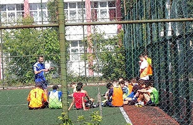 EXCLUSIV. VIDEO Fost candidat la alegerile FRF prins în ofsaid: ședință și antrenamente cu juniorii fără pic de distanțare socială!