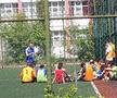 Copiii de 14-15 ani participă la un antrenament unde normele de distanțare sunt inexistente.