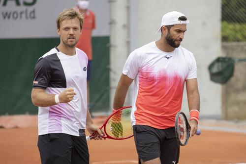 Perechea Horia Tecău (36 de ani, 23 ATP) - Kevin Krawietz (29 de ani, 16 ATP) a trecut în „optimi” la Roland Garros, proba de dublu, de cuplul Jamie Murray (35 de ani, 21 ATP) - Bruno Soares (39 de ani, 12 ATP), scor 6-3, 3-6, 6-3.