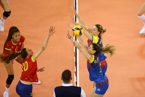 Buterez și Ariton încearcă să o blocheze pe Lavado FOTO Marius Ionescu