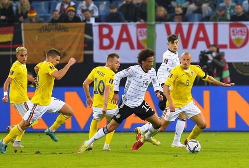 Supărați din cauza criticilor și sătui de rezultatele slabe, veteranii Vlad Chiricheș (32 de ani) și Alexandru Maxim au de gând să renunțe la tricolor după următoarele trei meciuri.