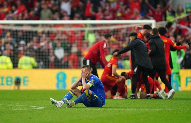 Căpitanul a rupt inima Ucrainei » Autogolul lui Yarmolenko a trimis-o pe Țara Galilor la Mondial, în ploaia torențială de la Cardiff