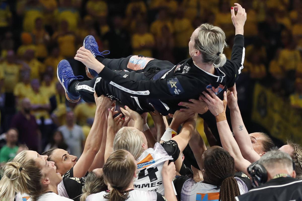 Campioană în infern » Kristiansand învinge pe terenul lui Gyor, în fața a peste 15.000 de oameni, și câștigă a doua oară consecutiv trofeul Ligii Campionilor