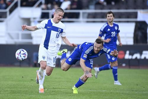 Dino Hotic (în cădere) la meciul Finlanda - Bosnia, 1-1
Foto: Imago