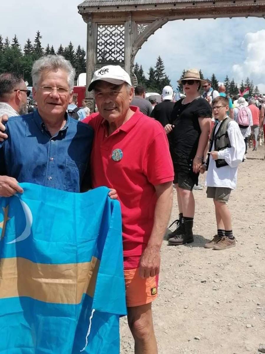 Laszlo Boloni, la pelerinaj, cu steagul Ținutului Secuiesc, în ziua în care „tricolorii” lui Edi s-au făcut de râs în Muntenegru