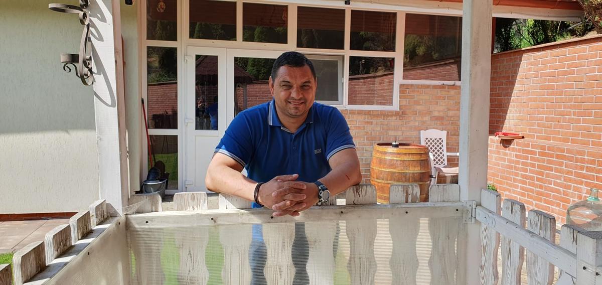 Badea „Găniță" » Ionel Ganea s-a retras în apropiere de Făgăraș și și-a ridicat o fermă. Are găini și oi de rasă