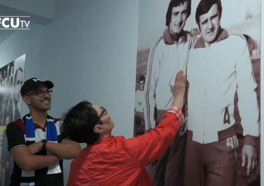 Doina Deselnicu, în fața unei fotografii cu Petre Deselnicu, stânga, lângă  antrenorul Constantin Oțet captură FCU TV