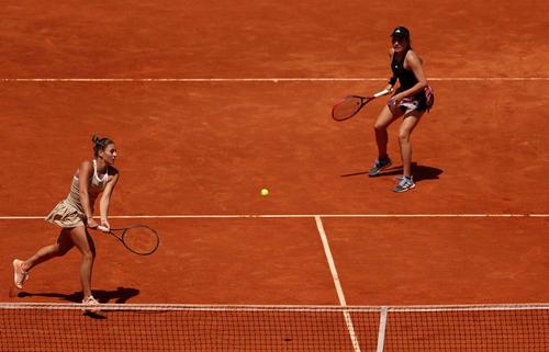 Gabriela Ruse (dreapta) și Marta Kostyuk au avansat până în „optimi