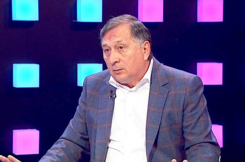 Fostul arbitru Ion Crăciunescu e de părere că Gloria Buzău ar fi trebuit să primească un penalty în prelungirile primei reprize a barajului pierdut la Arad, scor 1-5. Tabela arăta în acel moment un avantaj fragil al arădenilor, 1-0.