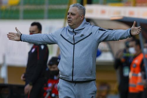 Invitat în episodul #17 al podcastului „Profu' de Sport”, Marius Șumudică (52 de ani) a povestit cu mult umor un episod tensionat petrecut în perioada în care evolua pentru Debrecen, în Ungaria.  FOTO: Twitter @TransferMerkez