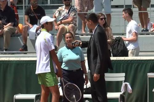 Maxicanul Rodrigo Pacheco a avut pe tricoul de joc mai multe logouri, patru la număr, decât permite regulamentul de la Roland Garros.