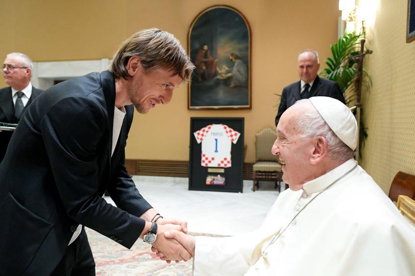 Luka Modric i-a strâns mâna Papei Francisc la Vatican / Foto: X HNS
