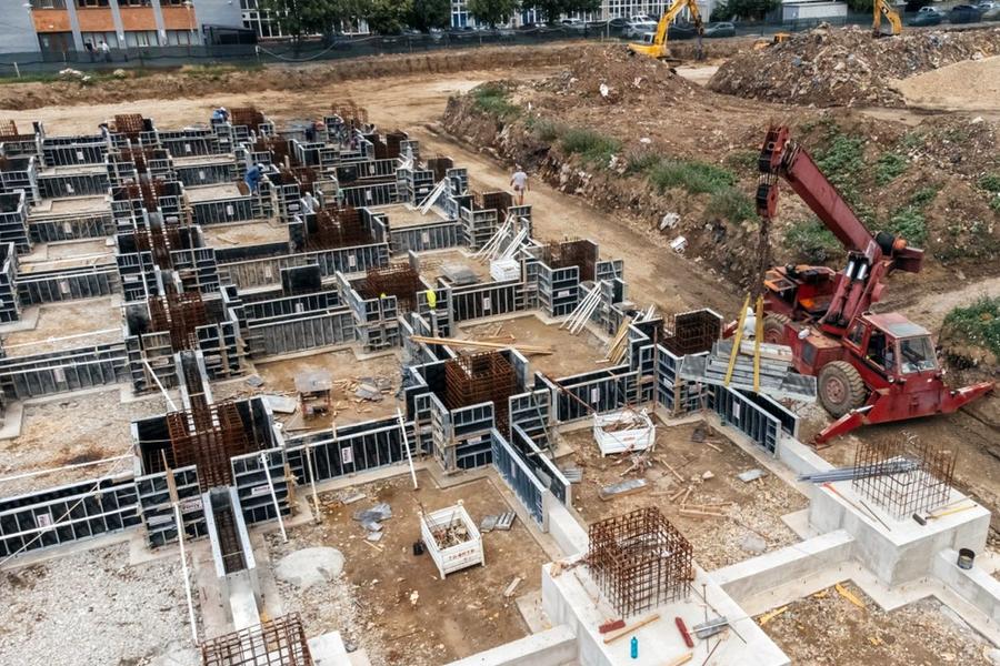 Fundația la Peluza 2 Est a stadionului „Eroii Timișoarei” a fost deja turnată S-a turnat fundația noului stadion din România » Construit doar din fonduri locale: „Așteptat de decenii!”