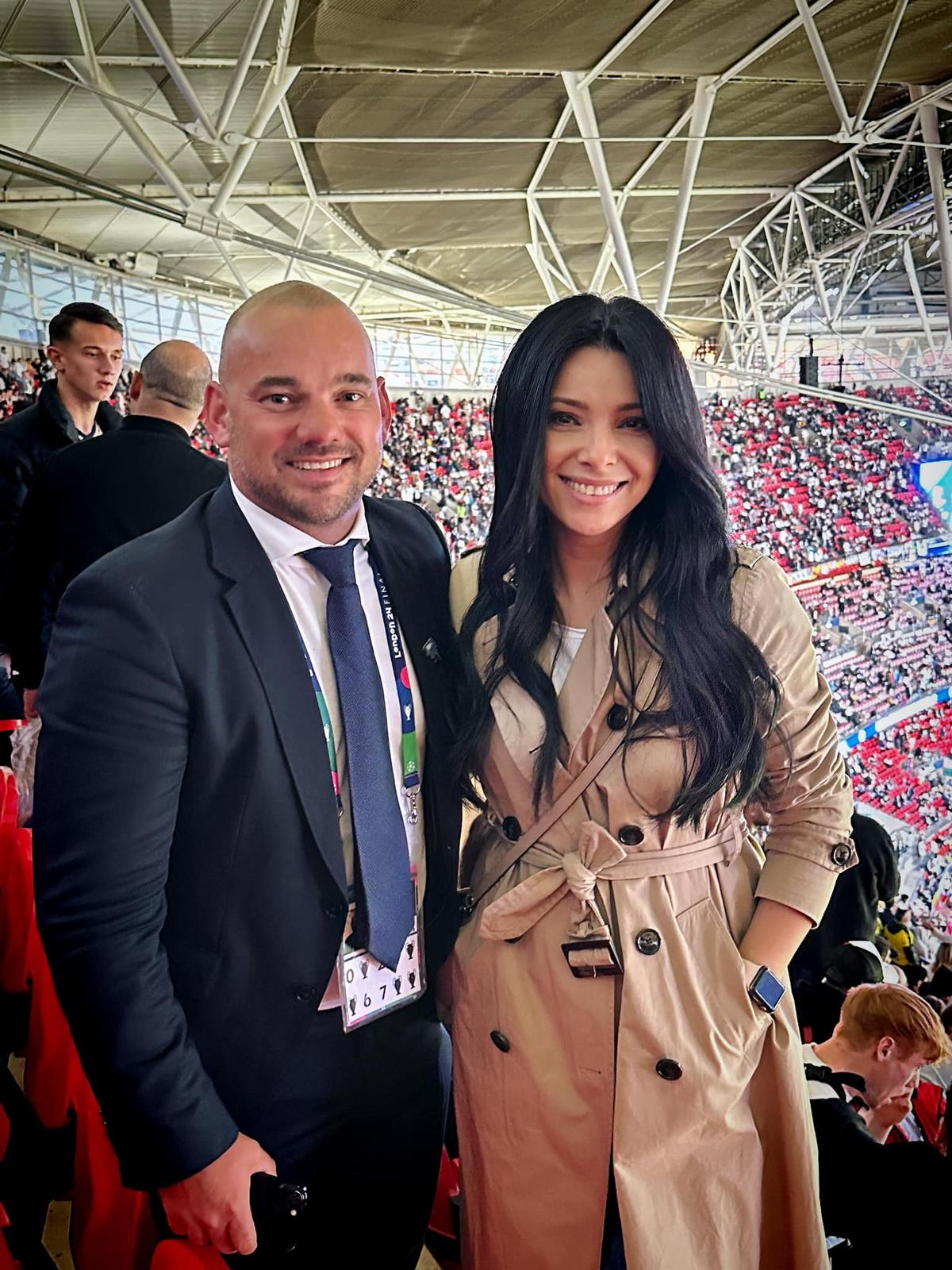 Corina Caragea a ajuns la Munchen! Într-o fustă scurtă, prezentatoarea de la Pro TV a făcut furori înainte de meciul România - Ucraina