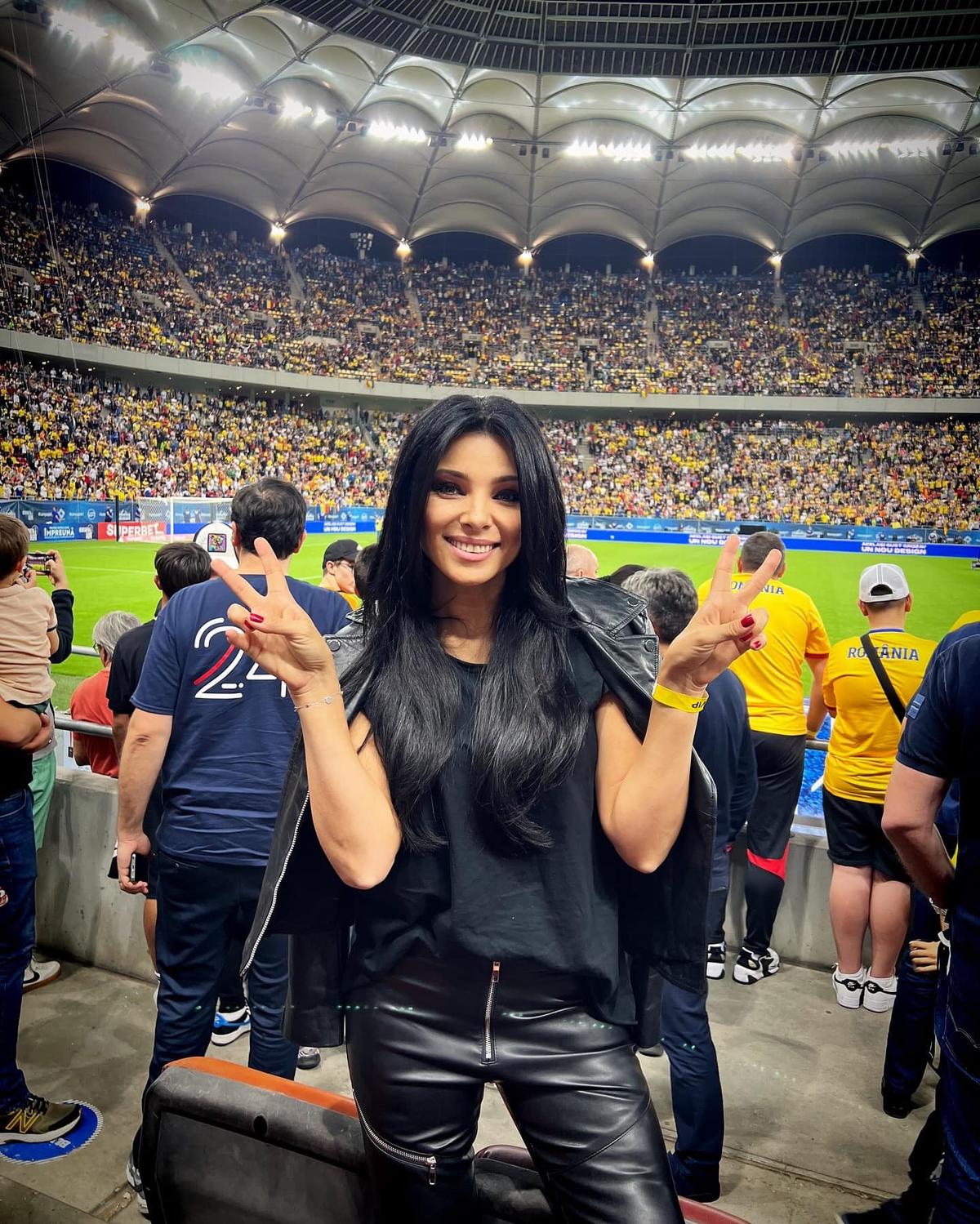 Corina Caragea a ajuns la Munchen! Într-o fustă scurtă, prezentatoarea de la Pro TV a făcut furori înainte de meciul România - Ucraina