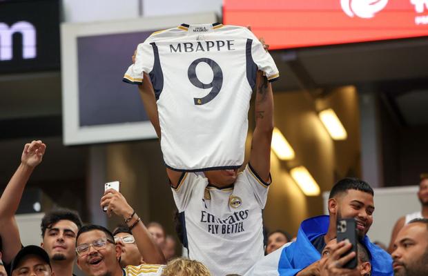 Începe nebunia la Madrid! Se pun în vânzare tricourile cu Mbappe » Cât costă unul și ce record poate doborî starul francez