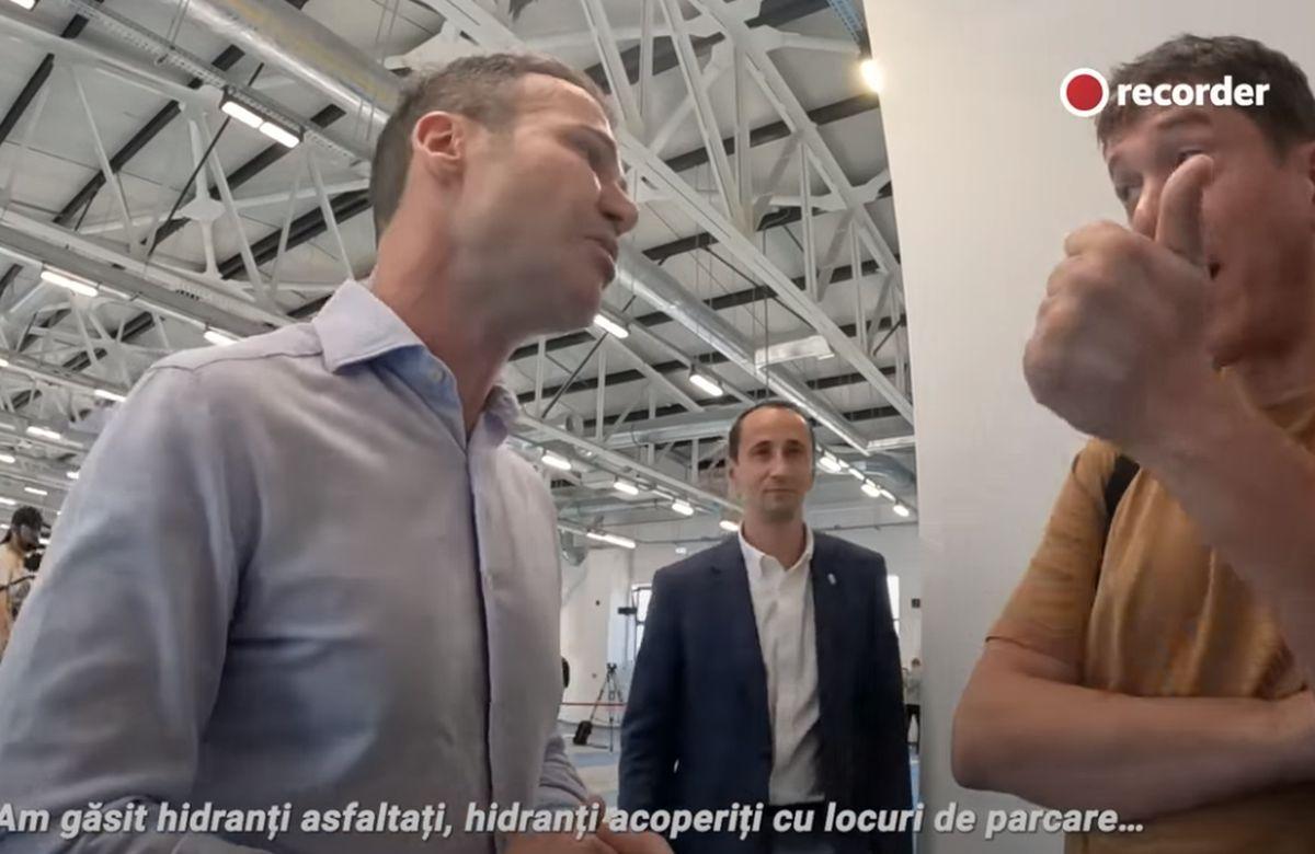 Dialogul dintre Recorder și primarul Robert Negoiță, din investigația cu privire la hidranți, întrerupt de un „greu” al sportului românesc! Apariția ignorată de toată lumea