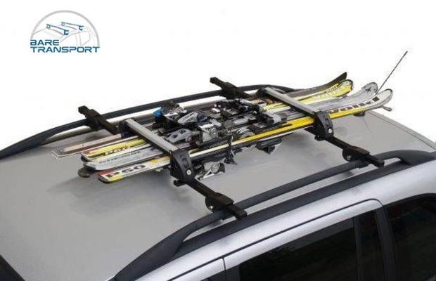 Un suport de schiuri, dar și bare transversale livrate de baretransport.ro - dotări practice pentru mașină