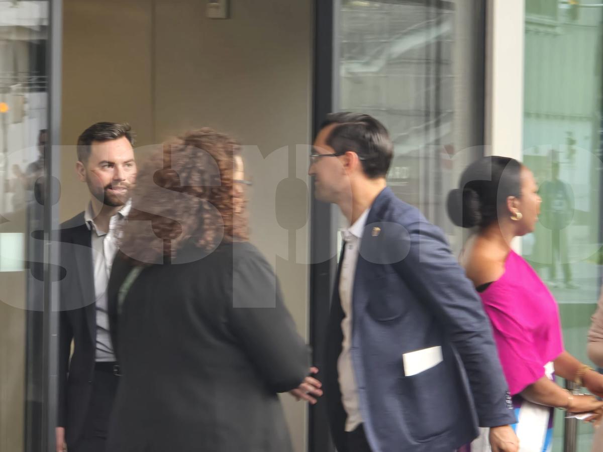 Exces de zel și tensiuni la sosirea echipei naționale a României la Viena » De ce era să escaladeze situația