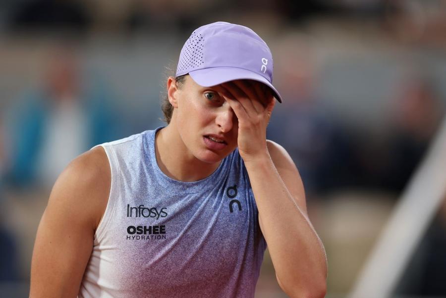 Iga Swiatek, învinsă în semifinale la Roland Garros Foto: Guliver/GettyImages Patrick Mouratoglou, declarație controversată despre programările de la Roland Garros: „Dacă se întorc acasă și spun «am văzut-o pe Swiatek» nu e la fel”