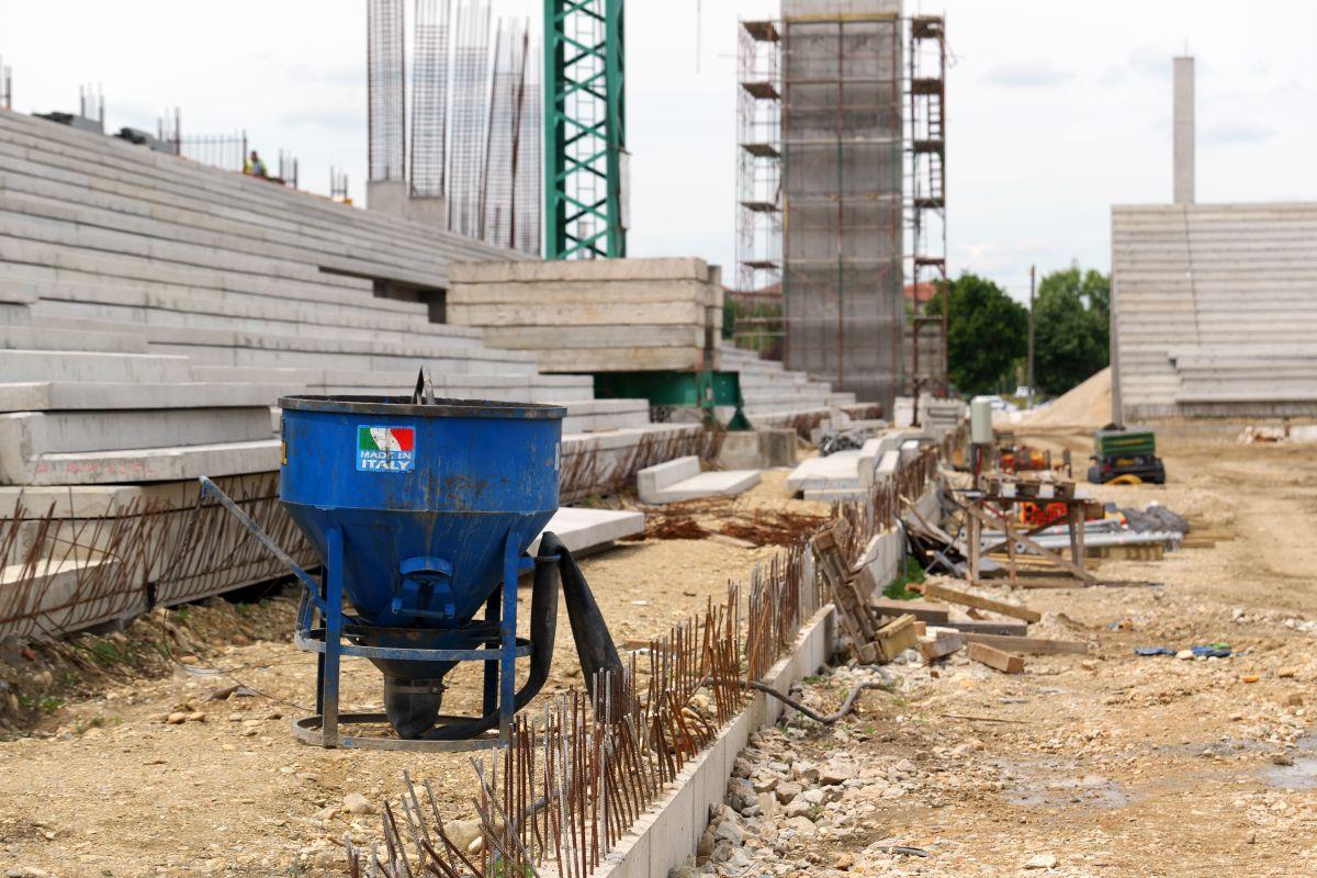Austeritate? Nu și aici! Gazeta a intrat pe șantierul stadionului din România unde lucrările avansează într-un ritm-fulger: „Am trecut de jumătate”