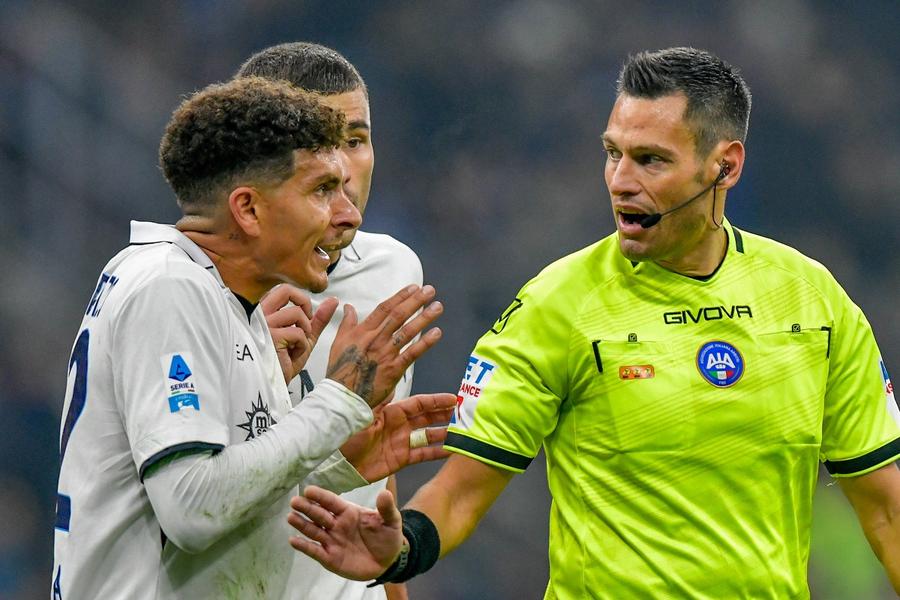 Di Lorenzo încearcă să-l convingă pe Maurizio Mariani că nu a fost fault. Foto: Imago Cine este Maurizio Mariani, arbitrul meciului Austria - România » De la plonjoane pe puntea navei la VAR ca linie de cod