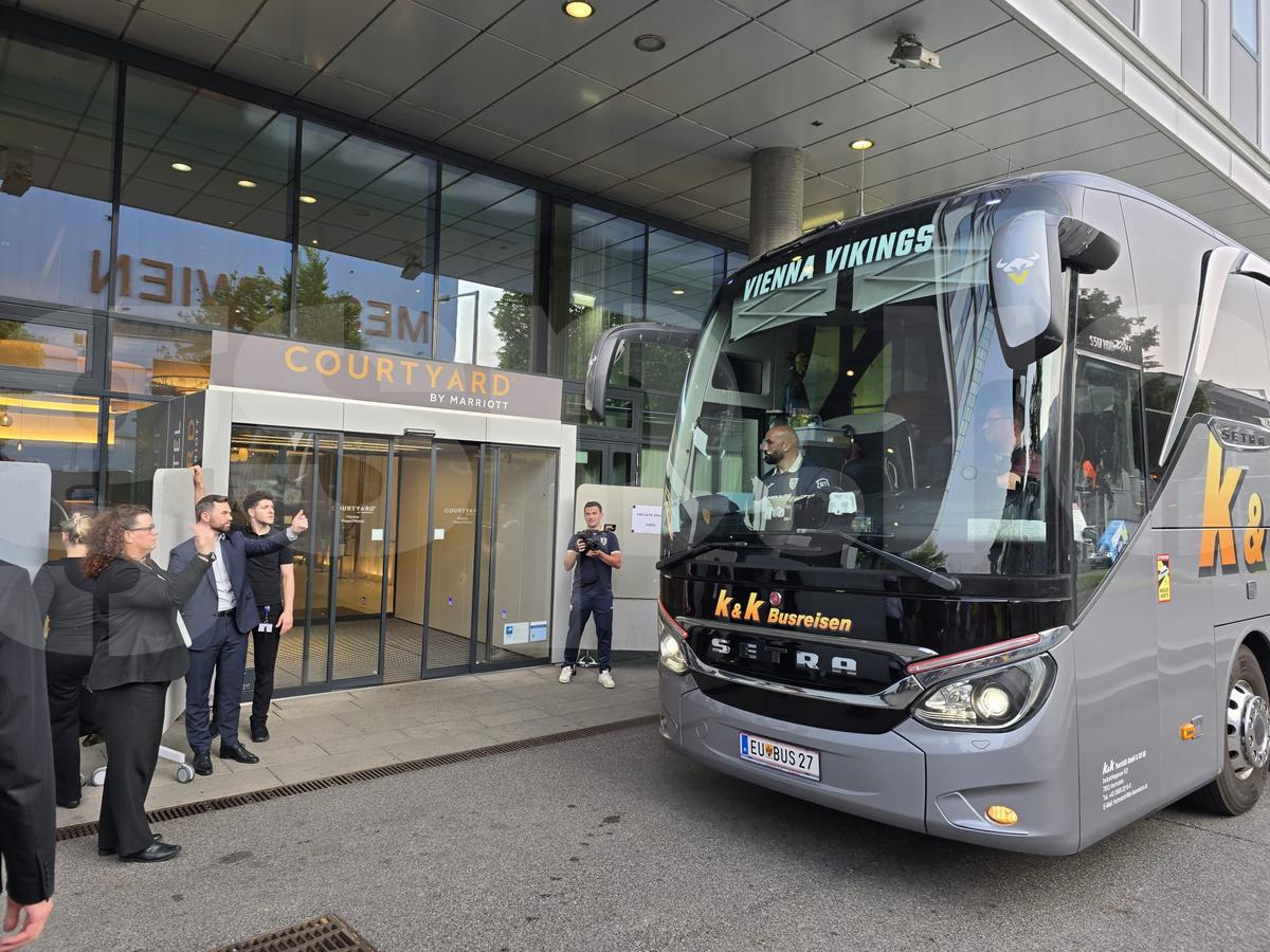 Exces de zel și tensiuni la sosirea echipei naționale a României la Viena » De ce era să escaladeze situația