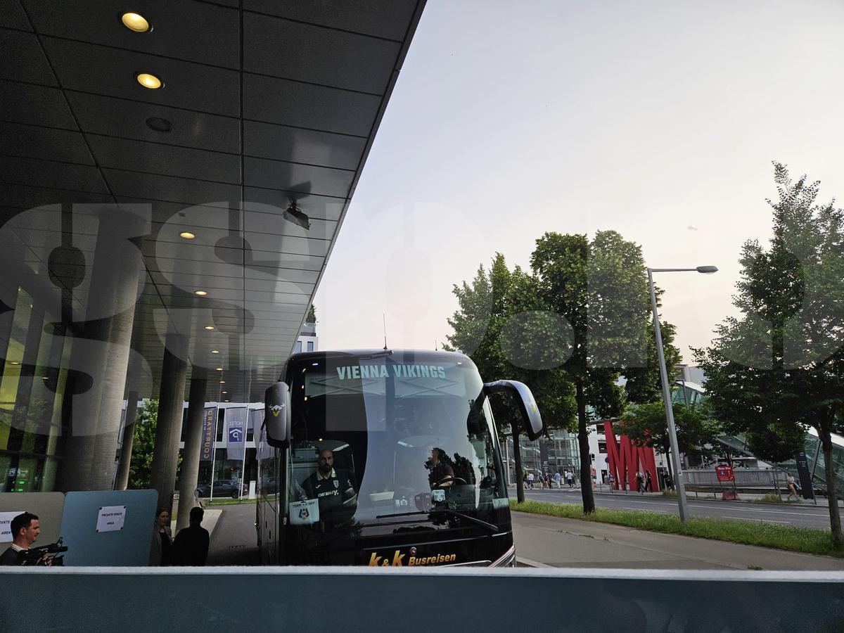 Măsuri sporite de securitate la sosirea echipei naționale » Ce s-a întamplat în fața hotelului din Viena