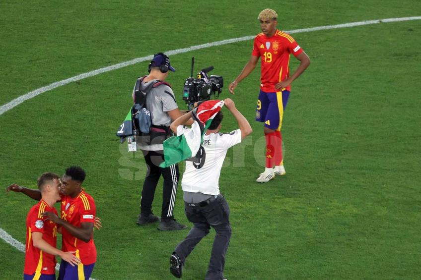 Un fan cu tricoul lui Mbappe de la Real și steagul Palestinei a pătruns pe gazon la Spania - Franța. Foto: Ionuț Iordache (GSP)