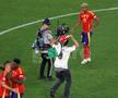 Un fan cu tricoul lui Mbappe de la Real și steagul Palestinei a pătruns pe gazon la Spania - Franța. Foto: Ionuț Iordache (GSP)