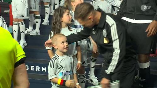 Joshua Kimmich e surprins să-și vadă fiul la ieșirea pe teren / Foto: captură RTL