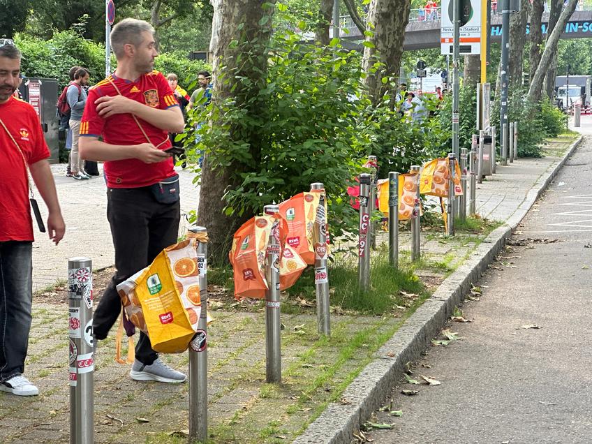 Plase pentru peturi reciclabile amplasate strategic de nemți la intrarea în stadion