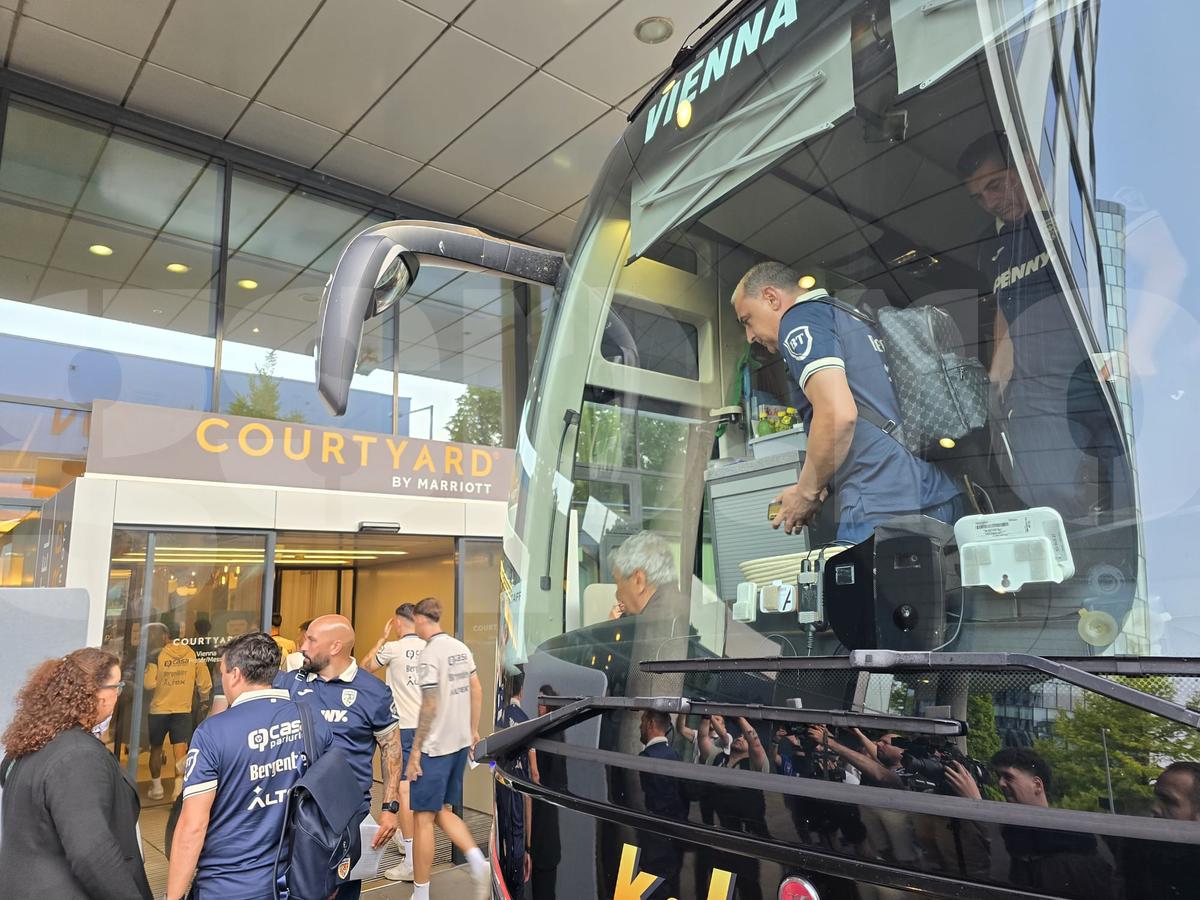 Exces de zel și tensiuni la sosirea echipei naționale a României la Viena » De ce era să escaladeze situația