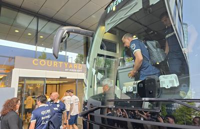 Exces de zel și tensiuni la sosirea echipei naționale a României la Viena » De ce era să escaladeze situația