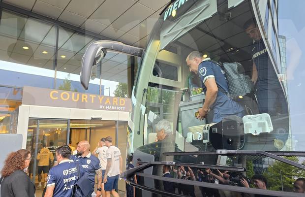 Exces de zel și tensiuni la sosirea echipei naționale a României la Viena » De ce era să escaladeze situația