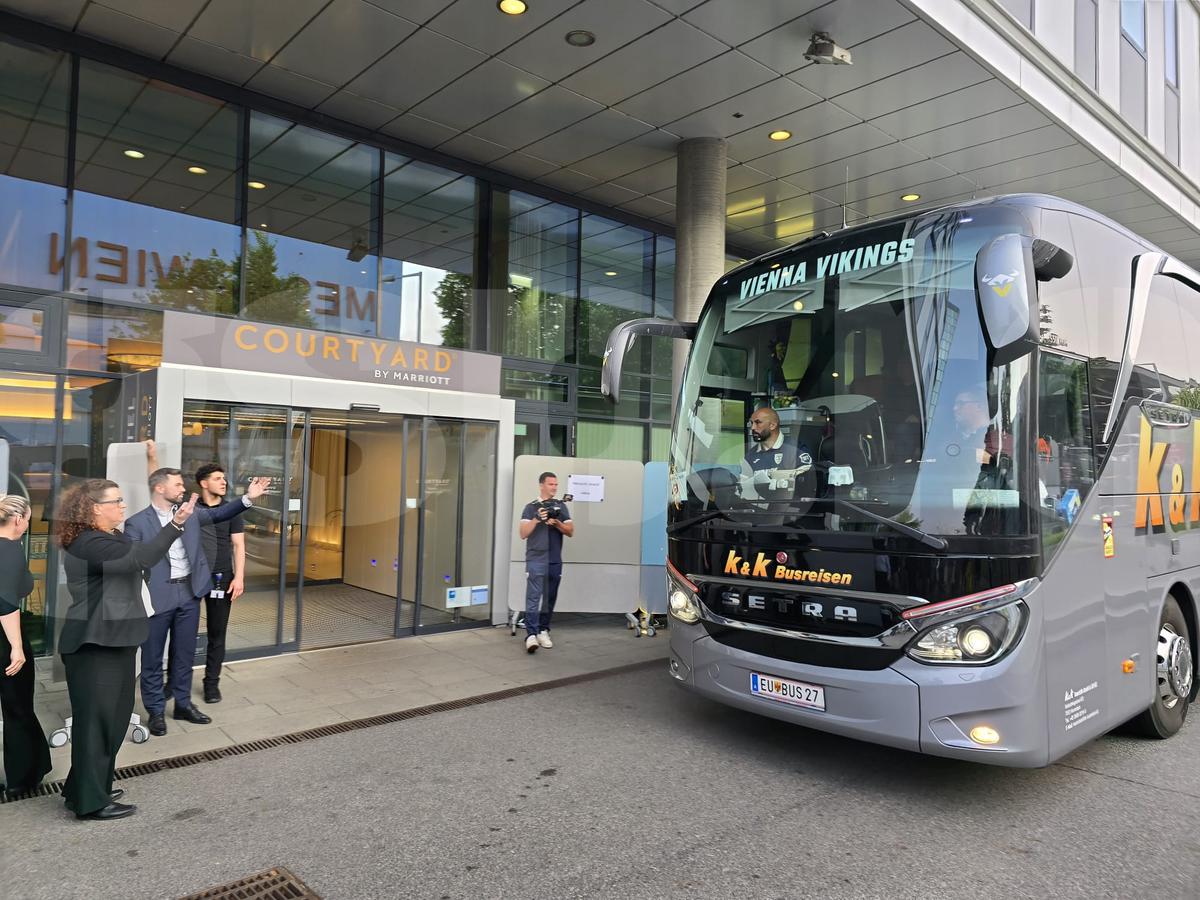 Exces de zel și tensiuni la sosirea echipei naționale a României la Viena » De ce era să escaladeze situația