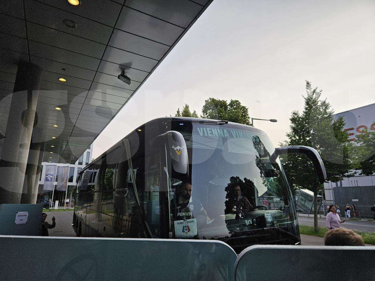 Exces de zel și tensiuni la sosirea echipei naționale a României la Viena » De ce era să escaladeze situația