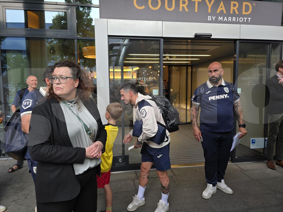 Măsuri sporite de securitate la sosirea echipei naționale » Ce s-a întamplat în fața hotelului din Viena