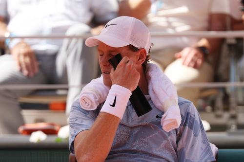 Jannik Sinner, epuizat la Roland Garros/Foto: Getty Images