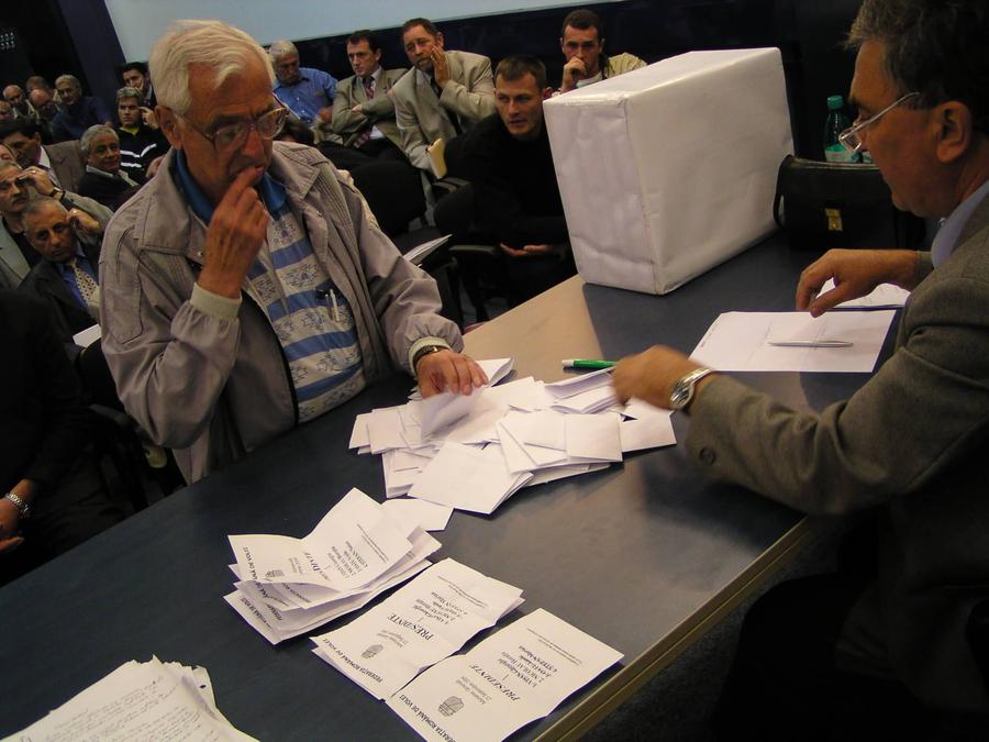 Mașina de vot » Caz incredibil în sportul românesc: cum reușește să rămână în funcție cel mai vechi președinte de federație