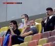 În Liga 1, patronii și șefii cluburilor încalcă recomandările de a purta mască în timpul meciurilor, chiar dacă stau în tribune, în vreme ce în marile campionate, conducerile grupărilor importante, gen Bayern, Liverpool, Juventus, se protejează tot timpul