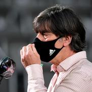 Joachim Low poartă masca inclusiv la interviurile de după meciuri FOTO Reuters