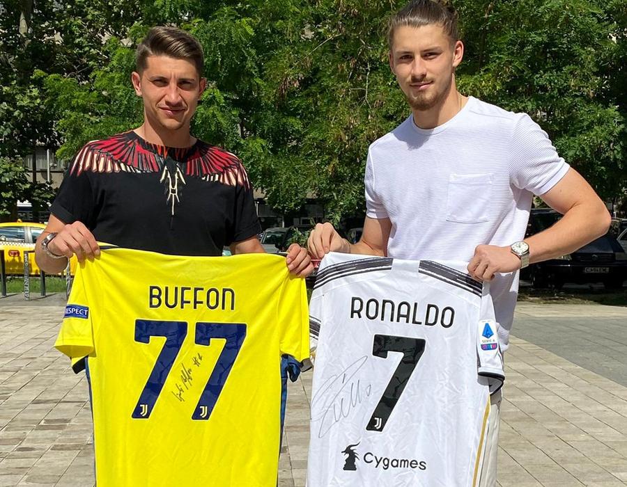 Mihai Eșanu și Radu Drăgușin, cu tricourile lui Buffon și Cristiano Ronaldo Portarul lui Dinamo dezvăluie care sunt cadourile sale de colecție: „Îmi oferă motivație”