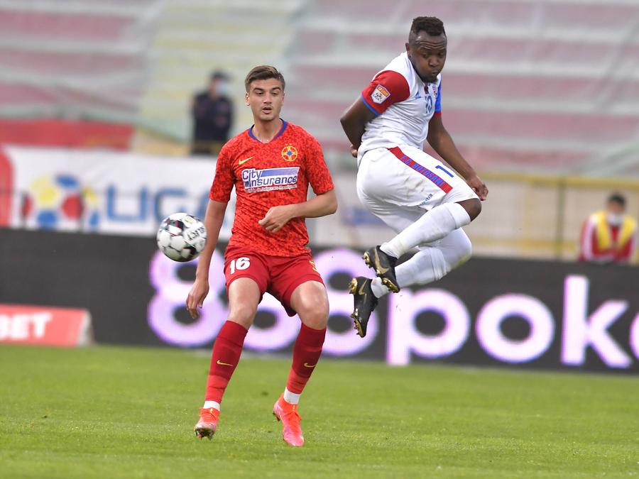 Dragoș Nedelcu, în tricoul celor de la FCSB // FOTO: Imago Situație de neînțeles la FCSB: nici nu joacă, nici nu pleacă » Becali a refuzat o ofertă care îi putea aduce 1 milion de euro