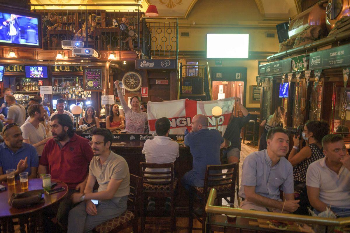 „Please don't take me home! ” » Câte milioane de halbe de bere s-au băut în Anglia, după calificarea în semifinalele EURO 2020