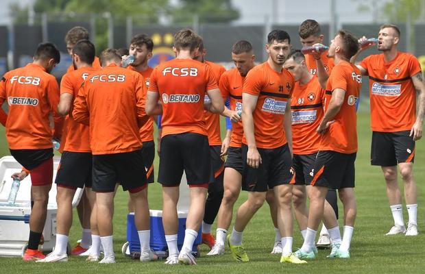 A 8-a plecare de la FCSB din această vară » Fundașul a fost prezentat deja de noua echipă