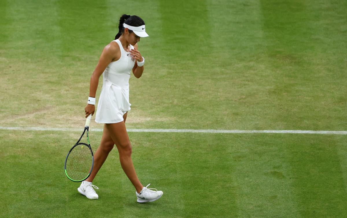 Emma Răducanu, abandon în optimi la Wimbledon » A cerut time-out medical și nu a mai revenit de la vestiare
