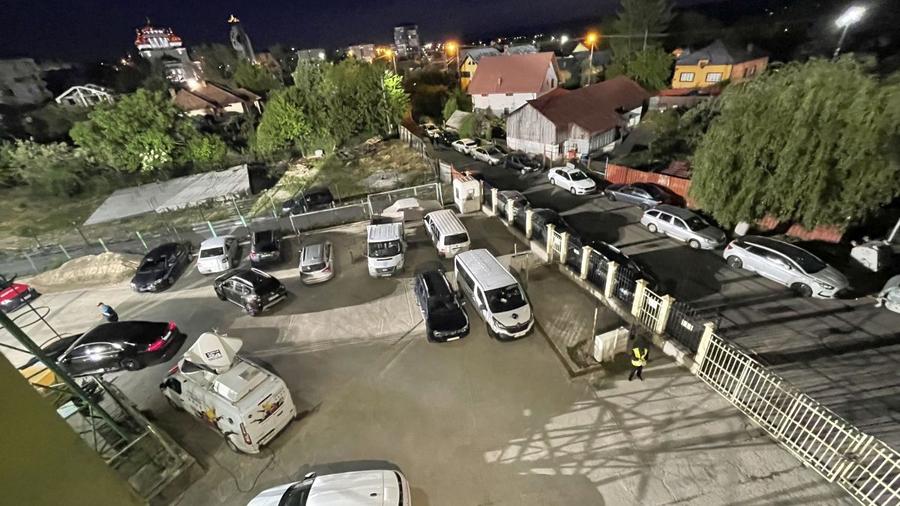 Mașinile se parchează și în parcare, și pe străzile lăturalnice FOTO Iosif Popescu MATCHDAY EXPERIENCE, episodul 6 » Stadionul Mioveni: Confort da, restul lipsește cu desăvârșire