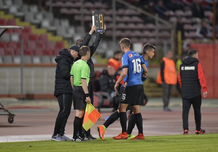 Dumitrescu intră pe teren în locul lui Nedelcu, accidentat. Imagine din meciul Dinamo - Viitorul 2-1 Fața îngrozitoare a gloriei: mare talent, campion cu Hagi la 19 ani, retras la 23! » „Mi s-a greșit operația. Plângeam noaptea, dar nimeni de la club nu se interesa de mine”